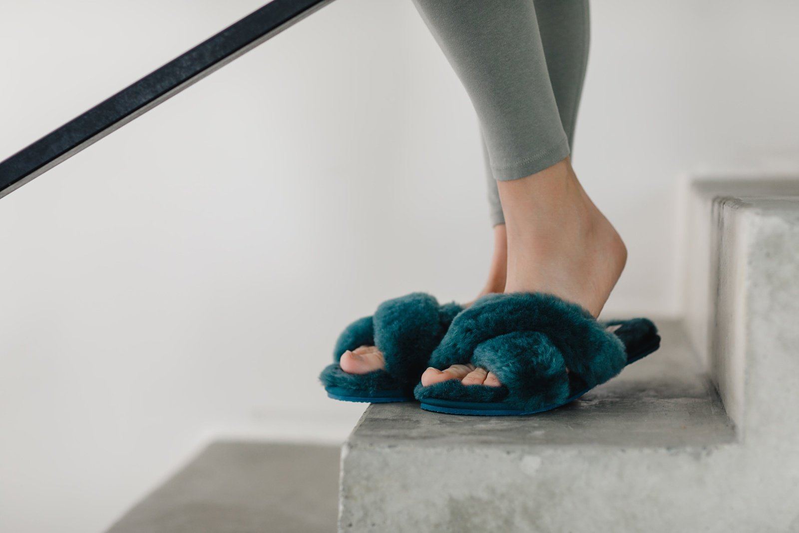 Sheepskin toe sales post slippers